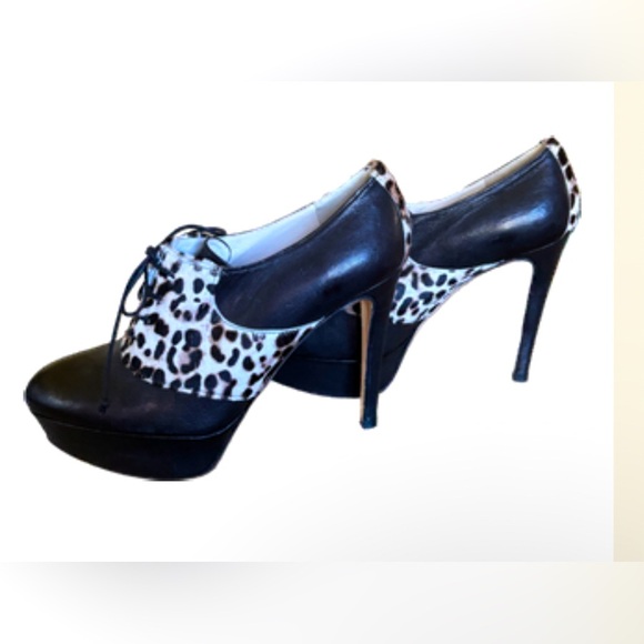 Stylish leather size 8.5 booties made in Spain.
(3) - Picture 1 of 3